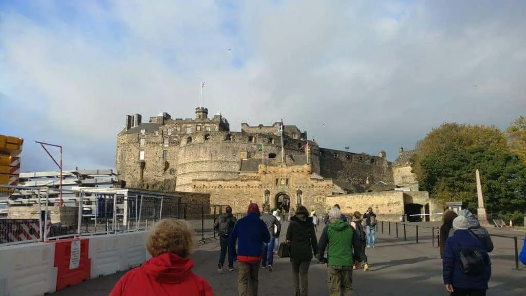 Find amazing souvenirs at these unique shops in Edinburgh, Scotland! #Edinburgh #scotland