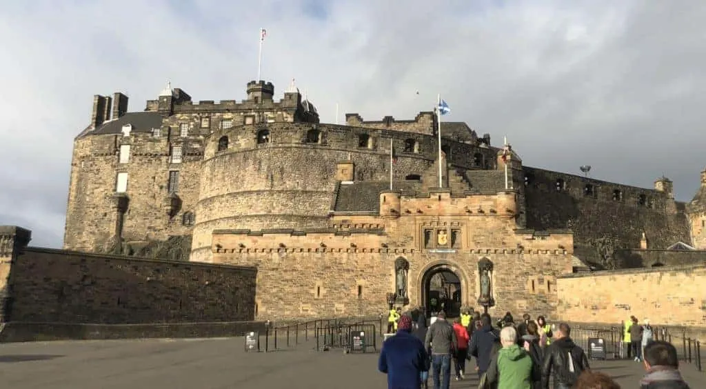 Check out this one day itinerary for Edinburgh, Scotland and see all the BEST stuff!!