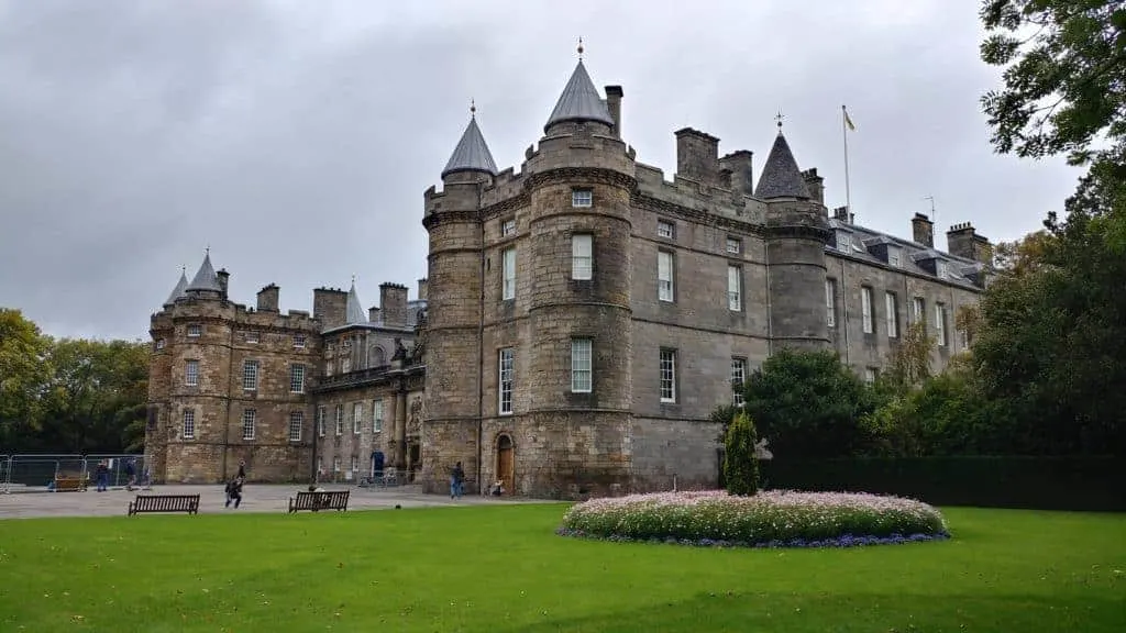 Check out this one day itinerary for Edinburgh, Scotland and see all the BEST stuff!!