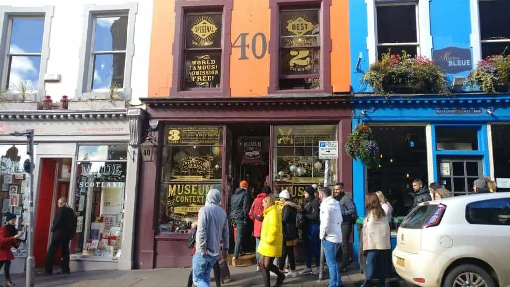 Find amazing souvenirs at these unique shops in Edinburgh, Scotland! #Edinburgh #scotland