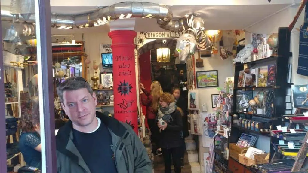 Find amazing souvenirs at these unique shops in Edinburgh, Scotland! #Edinburgh #scotland