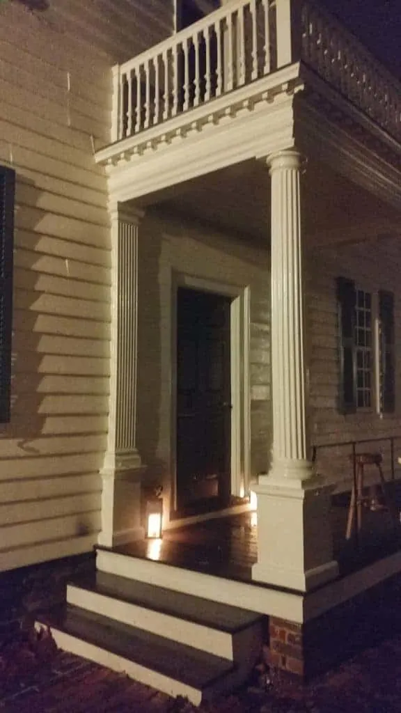 This Williamsburg Ghost Tour actually takes you into the historic buildings! #williamsburg #ghosttour