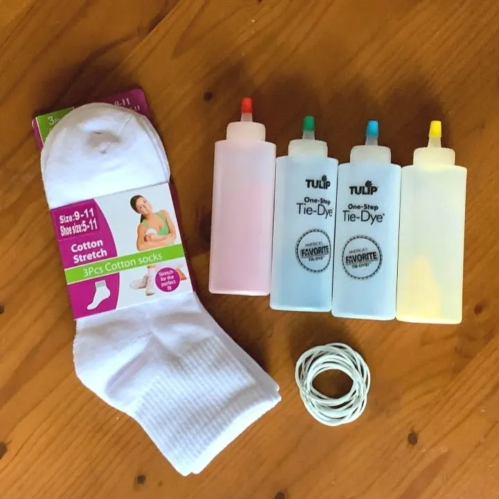 Supplies for tie dyeing socks