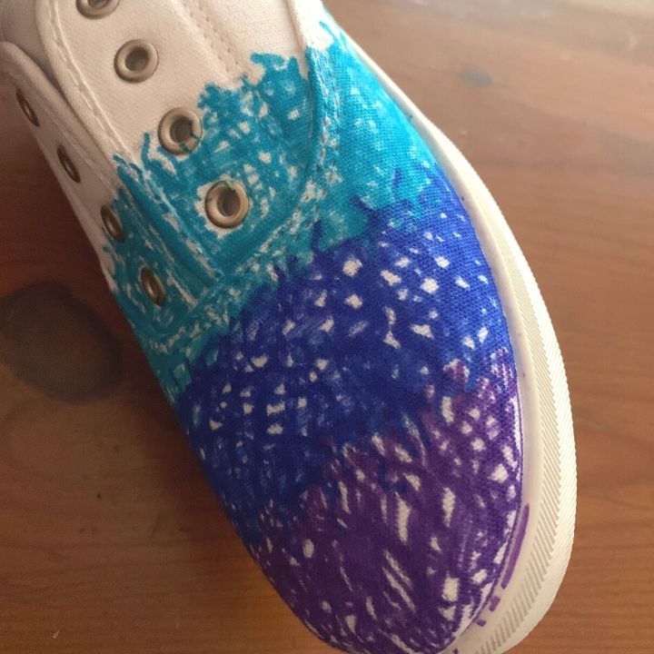 squiggle coloring technique on tie dye shoes